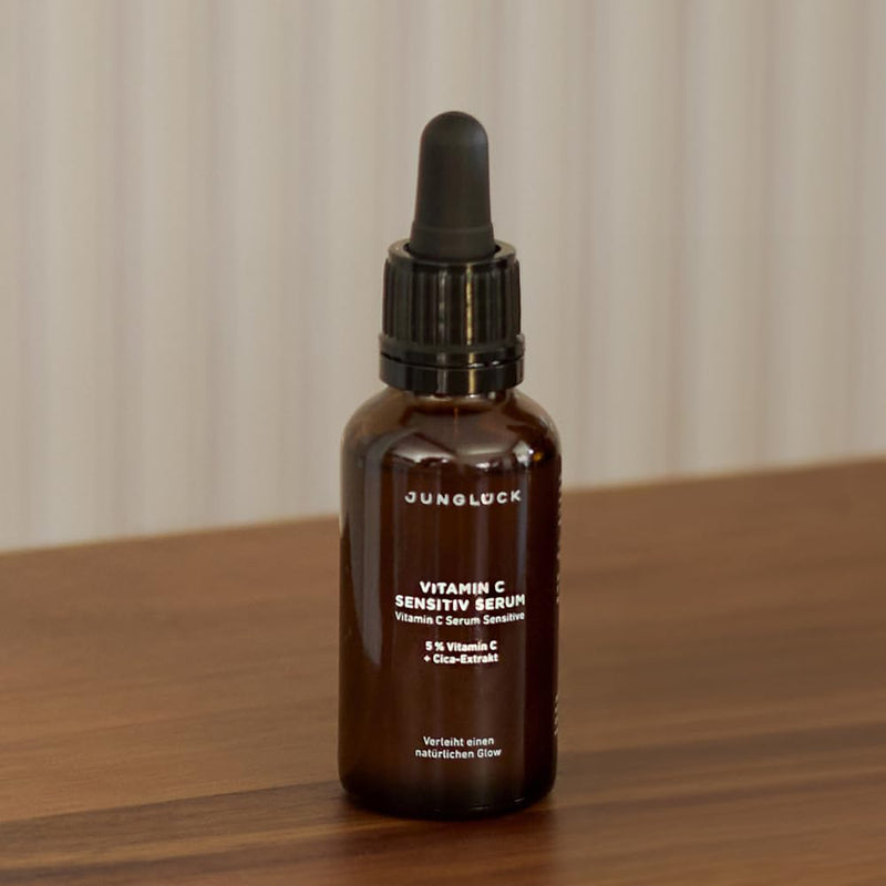 [Australia] - JUNGLÜCK Vitamin C Serum Face Sensitive - Vegan | Mild facial serum with organic aloe vera gives you a natural glow and radiant complexion Tolerable facial care for sensitive skin 30 ml (pack of 1) 
