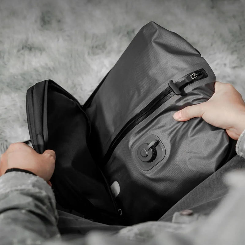Vacuum Bag for Travel Organiser Packing Bag for Carry-On Luggage Backpack Suitcase Reusable Vacuum Seal Save Space Compression Bag with Built-in Pump & USB-C Charging (Beige) Beige