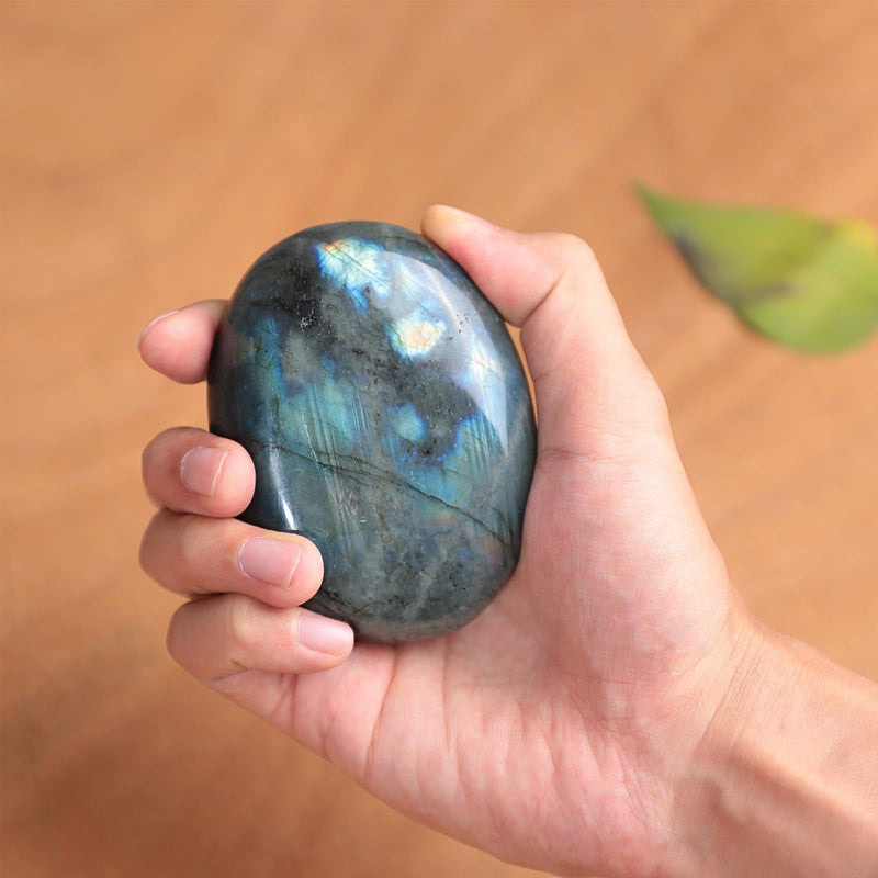 TUMBEELLUWA Polished Labradorite Palm Worry Stone for Stress Relief | 57-98 mm Irregular Thumb Stone, Crystals and Healing Stones for Meditation Yoga Spiritual Practices, Reiki Gift for Women Men Blue 301-350 g