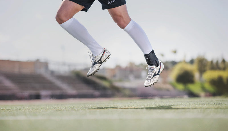 [Australia] - DonJoy Performance ANAFORM Lace-Up Figure-8 Straps Ankle Brace for Mild to Moderate Ankle Support for Football, Volleyball, Wrestling, Soccer, Lacrosse, Snowboarding, Basketball Medium 