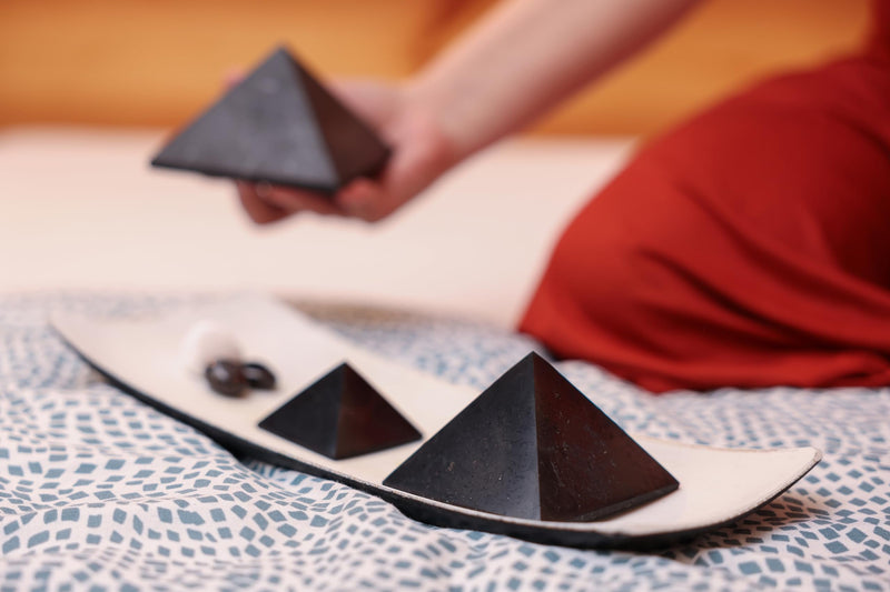 [Australia] - Heka Naturals Unpolished Shungite Pyramid Crystal Set of 3 | 5 cm - Black Mineral Stones for Decoration & Meditation - Living Room Crystals - Natural Barrier & Cleanser - Fullerene 5 Centimeters Unpolished Pyramid (Set of 3) 