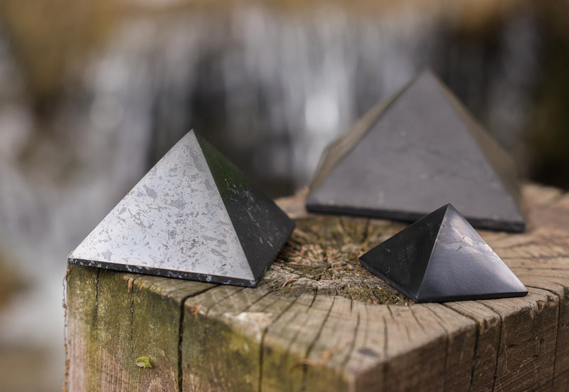 [Australia] - Heka Naturals Unpolished Shungite Pyramid Crystal Set of 3 | 5 cm - Black Mineral Stones for Decoration & Meditation - Living Room Crystals - Natural Barrier & Cleanser - Fullerene 5 Centimeters Unpolished Pyramid (Set of 3) 