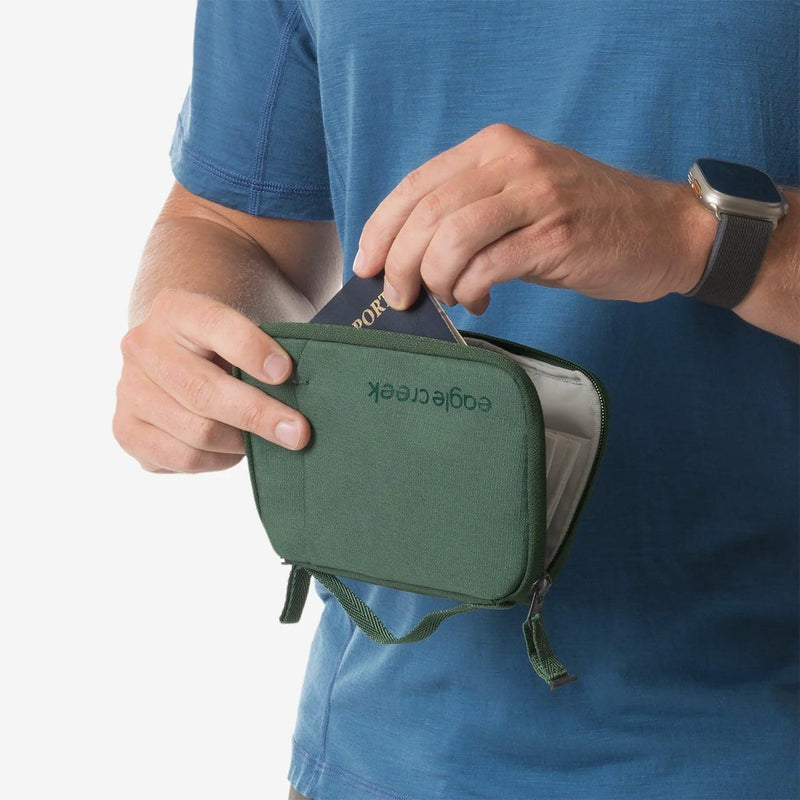 Eagle Creek Stash RFID Passport Wallet, Unisex, Grass Green | Slim Travel Organizer with RFID Blocking, Secure Storage for Passport, Cards, and Cash, Lightweight and Water-Resistant