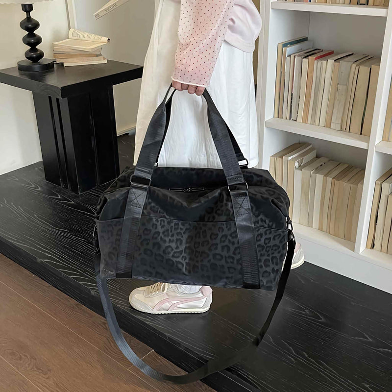 Leopard Print Tote Duffle Bag for Women, Animal Cheetah Print Purse, Crossbody Travel Tote Bag with Zipper Trolley Sleeve, Large Capacity Leopard Gym Bag with Pocket, Y2k Cute Everyday Purse for Work