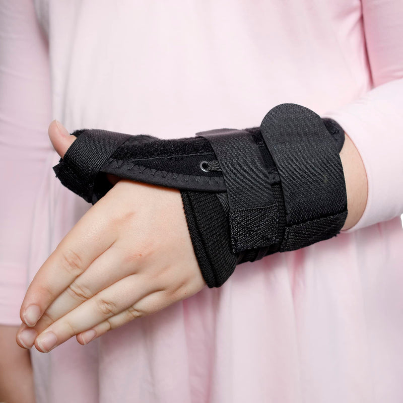 Brace Direct Pediatric Thumb Spica Wrist Splint for Kids - Childrens Thumb Immobilizer for Sprains, Tendonitis, Carpal Tunnel, Juvenile Arthritis (Child: Left Wrist 3-5" Circ)