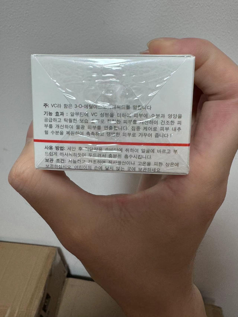 Korean Brand α-Arbutin Revitalizing Face Cream 30g / with Vitamin C and Sodium Hyaluronate for a Brighter, Even-Toned Complexion and Deep Hydration