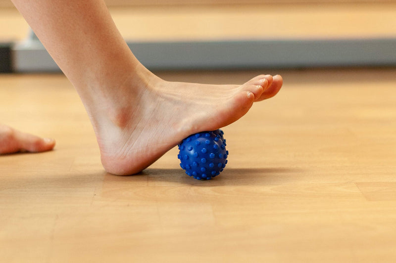 [Australia] - Moba Mobility Tool - Deep Tissue Massaging Vibrating Peanut - Fitness and Sports Recovery, Mobility, and Therapy Tool. Cordless, Rechargeable, 150 Min of Run Time with 3 Intensity Levels 