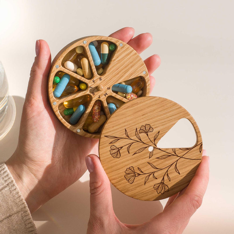 Makety Wooden Weekly Pill Organizer - 7 Day Round Pill Box with Magnetic Lid, Compact Travel Medicine Holder - Natural Oak Wood M