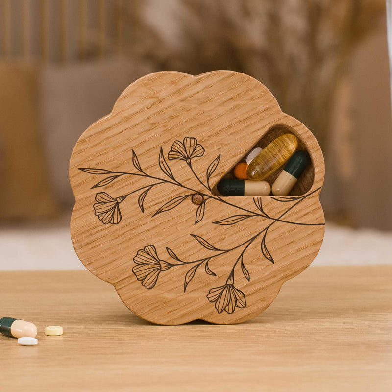 Makety Cute Pill Organizer, 7 Day Vitamin Holder with Magnetic Lid, Floral Design, Solid Oak Wood M