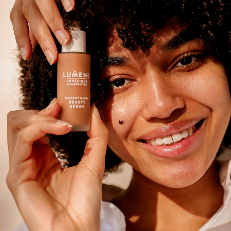 Lumene Invisible Illumination Instant Beauty Glow Serum - Sheer-Coverage Face Makeup + Brightening Serum - Infused with Nordic Algae and Vitamin E for Instant Radiance - Universal Medium (30ml)