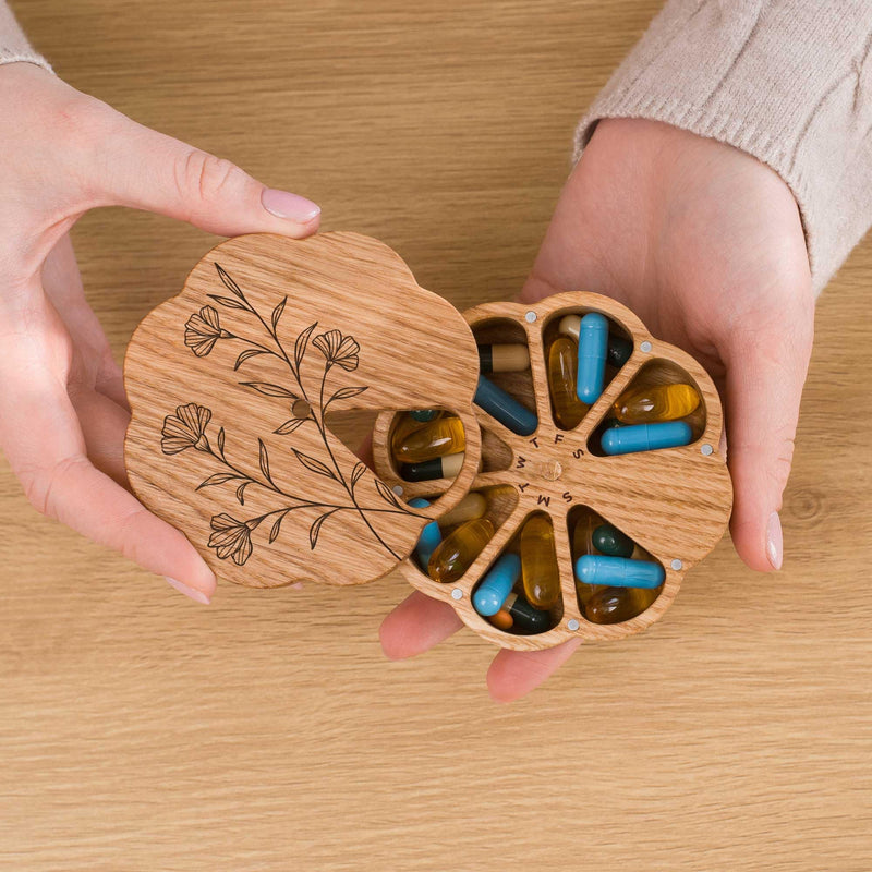 Makety Cute Pill Organizer, 7 Day Vitamin Holder with Magnetic Lid, Floral Design, Solid Oak Wood M