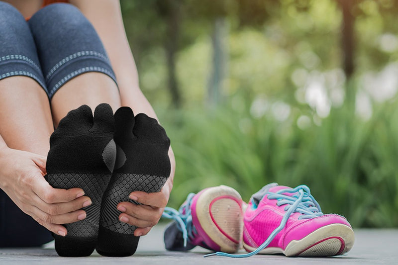 [Australia] - Bunion Relief Socks by OrthoSleeve, Patented Split-Toe Design with a Cushioned Bunion Pad Separates Toes, Relieves Bunion Pain and Reduces Toe Friction (Medium, Black) Medium (1 Pair) 