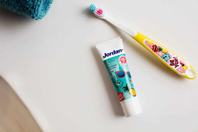 [Australia] - Jordan ® | Step 3 Toothbrush Kids | Kids Toothbrush for Age 6-9 Years Old | Soft Bristles, Dual Ergonomic Handle & BPA Free | Blue & Yellow Color | Pack 4 Units 