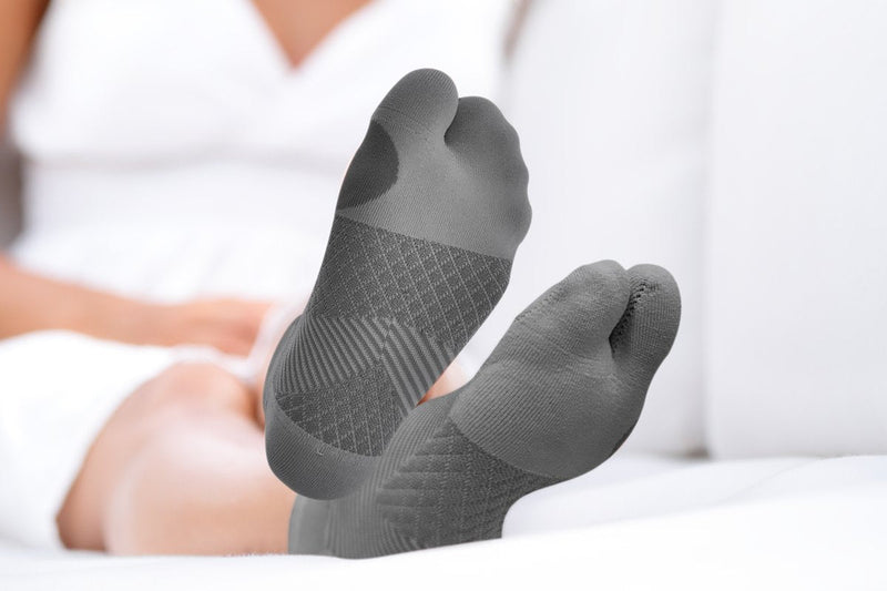 [Australia] - OS1st BR4 Bunion Relief Socks (1 Pair) with Split-Toe Design & Bunion pad Separates Toes Relieving Pain from bunions, Tight Shoes, Hallux valgus and Reduces Toe Friction Grey Medium 