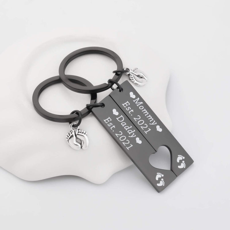 [Australia] - FUSTMWFUSTMW Pregnancy Announcement Gifts Daddy and Mommy Est 2021 Keychain Set New Parents Gift First Time Mom Gifts Baby Footprint Charm Daddy to Be Gifts Daddy Mommy Est 2021 Black 