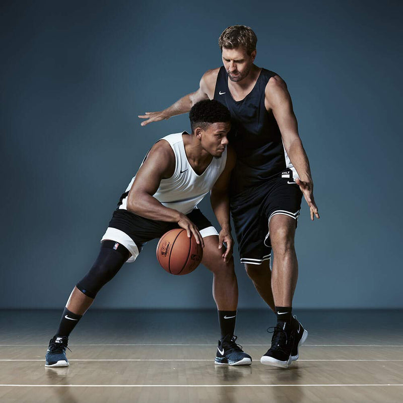 [Australia] - Bauerfeind Sports Compression Knee Support NBA - Lightweight Design with Gripping Zones for Basketball Knee Pain Relief & Performance with Team Designs (Black, M) 