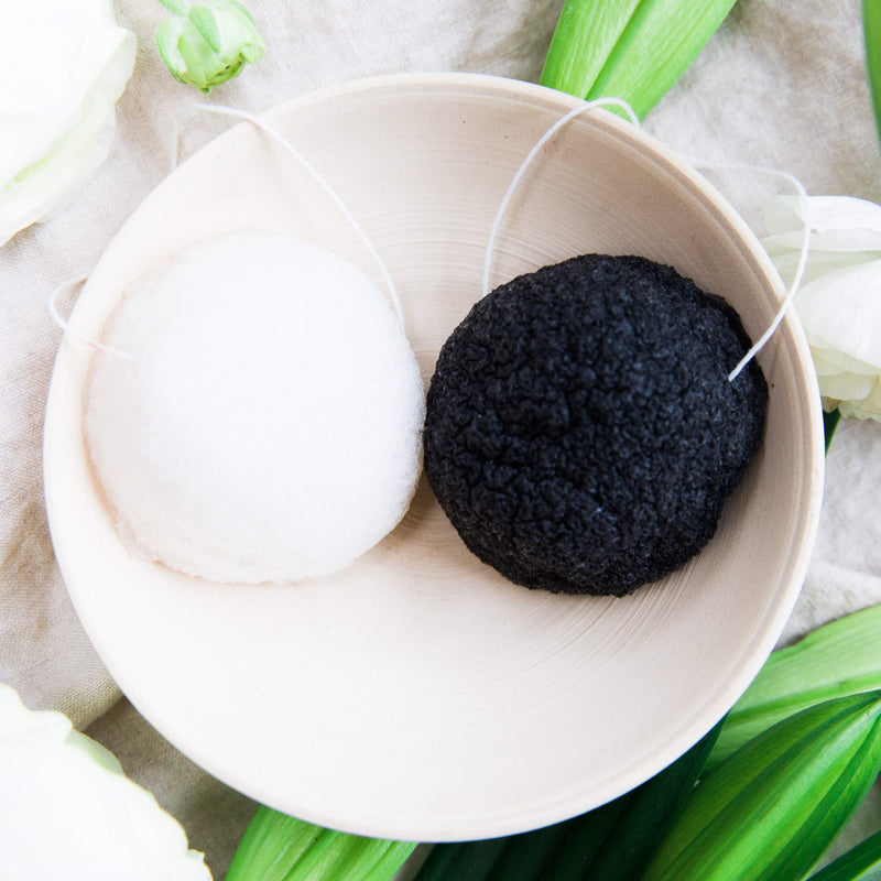 [Australia] - Konjac Sponge - 2 Pack of Natural Facial Sponges for Gentle Cleansing and Face Exfoliating Loofah for Use with Wash, Cleanser or Oil to Clean Skin (1 White Natural, 1 Black Charcoal) 1 set 