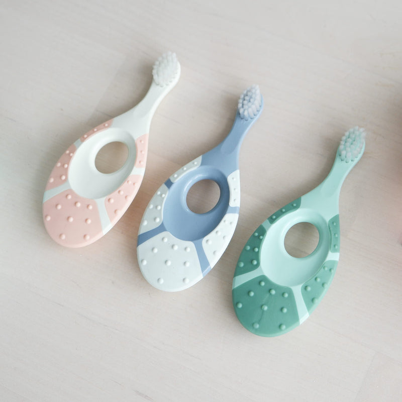 [Australia] - Jordan ® | Step 1 Green Clean Toddler Toothbrush | Sustainable Baby Toothbrush 0-2 Years | Bio Based Extra Soft bristles, 84% Recycled Handle, Soft Biting Ring | Mixed Colors | Pack 3 Units 