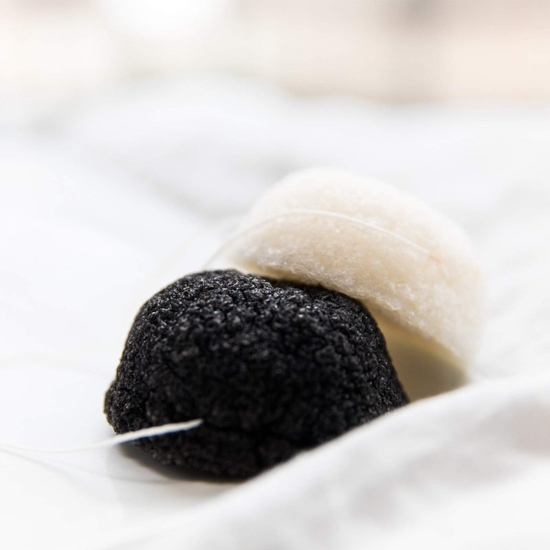 [Australia] - Konjac Sponge - 2 Pack of Natural Facial Sponges for Gentle Cleansing and Face Exfoliating Loofah for Use with Wash, Cleanser or Oil to Clean Skin (1 White Natural, 1 Black Charcoal) 1 set 