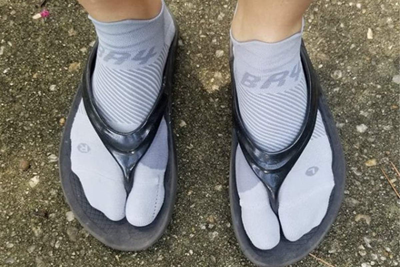 [Australia] - OS1st BR4 Bunion Relief Socks (1 Pair) with Split-Toe Design & Bunion pad Separates Toes Relieving Pain from bunions, Tight Shoes, Hallux valgus and Reduces Toe Friction Grey Medium 