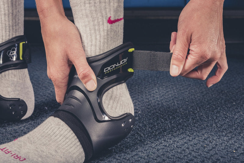 [Australia] - DonJoy Performance POD Ankle Brace, Best Support for Stability, Ankle Sprain, Roll, Strains for Football, Soccer, Basketball, Lacrosse, Volleyball X-Small Left Foot White 