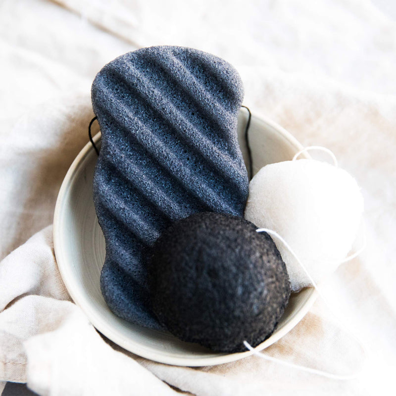 [Australia] - Konjac Sponge - 2 Pack of Natural Facial Sponges for Gentle Cleansing and Face Exfoliating Loofah for Use with Wash, Cleanser or Oil to Clean Skin (1 White Natural, 1 Black Charcoal) 1 set 