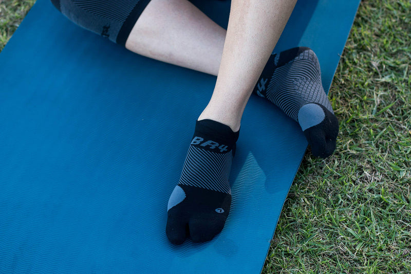 [Australia] - OS1st BR4 Bunion Relief Socks (1 Pair) with Split-Toe Design & Bunion pad Separates Toes Relieving Pain from bunions, Tight Shoes, Hallux valgus and Reduces Toe Friction Grey Medium 