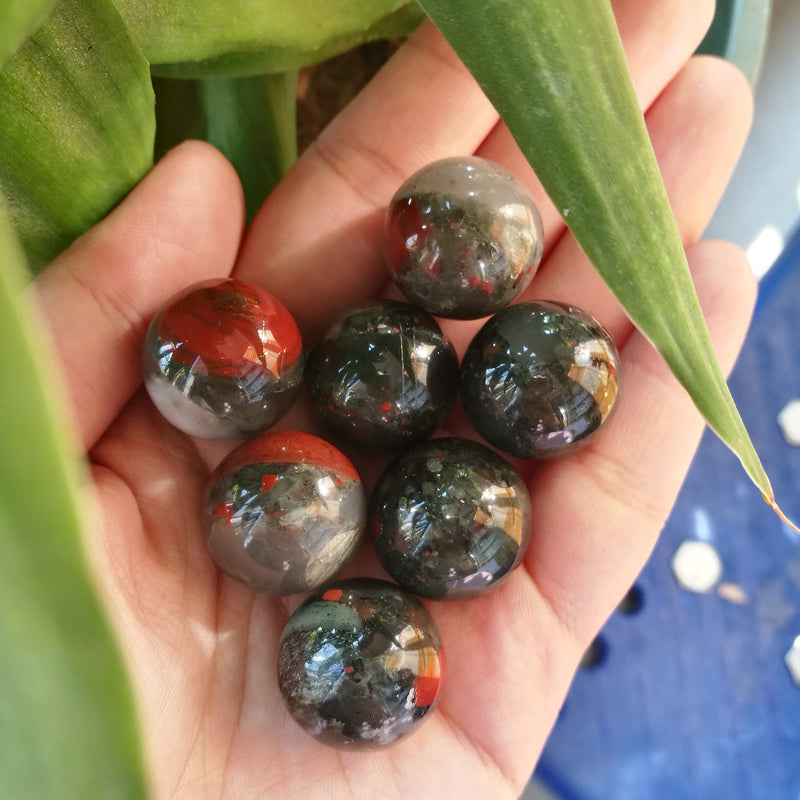 [Australia] - Manekieko 7 Pcs Natural African Bloodstone 2cm Crystal Sphere Ball Set,Feng Shui Chakra Aura Home Desk Decor Decorative Collection 