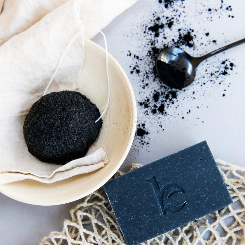 [Australia] - Konjac Sponge - 2 Pack of Natural Facial Sponges for Gentle Cleansing and Face Exfoliating Loofah for Use with Wash, Cleanser or Oil to Clean Skin (1 White Natural, 1 Black Charcoal) 1 set 