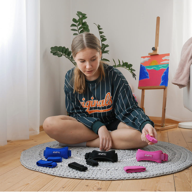[Australia] - KARM Osgood Schlatter Kids Patella Knee Strap - Knee Strap for Kids with 3 Different Length Adjustable Straps for Sports, Knee Pain & MCL. Kids Knee Band for Boys and Girls (1PC;Black) One Size Black 