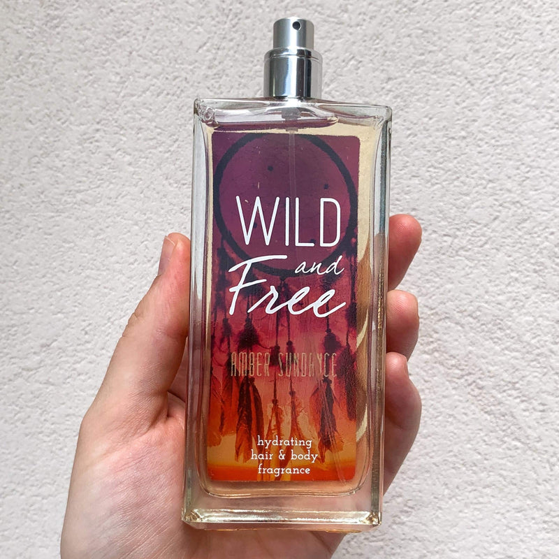 [Australia] - Wild and Free Hydrating Hair & Body Fragrance for Women - Amber Sundance - Fruity & Floral Body Spray - Natural Feminine Scent - 3.4 oz 100 ml 