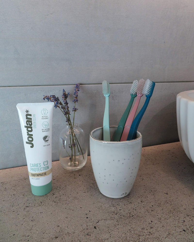 [Australia] - Jordan ® | Green Clean Manual Toothbrush | Award Winning Sustainable Toothbrush Made from Recycled Materials | Eco-Friendly | Scandinavian Design | Soft Bristles | Mixed Colour | Pack 4 Units 
