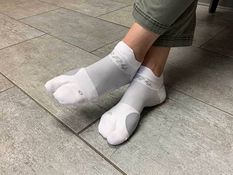[Australia] - Bunion Relief Socks by OrthoSleeve, Patented Split-Toe Design with a Cushioned Bunion Pad Separates Toes, Relieves Bunion Pain and Reduces Toe Friction (Grey, 1 Pair, Medium) Medium (1 Pair) Grey 