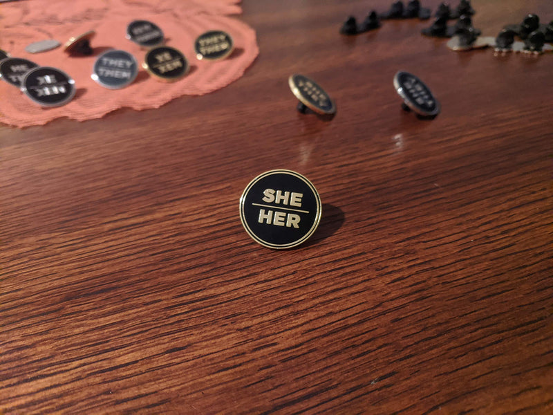 [Australia] - She Her Pronoun Pin Black and Gold Circular Hard Enamel Pronoun Button Badge 