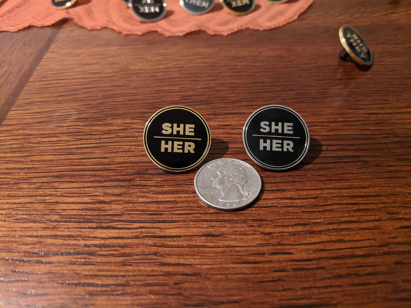 [Australia] - She Her Pronoun Pin Black and Gold Circular Hard Enamel Pronoun Button Badge 