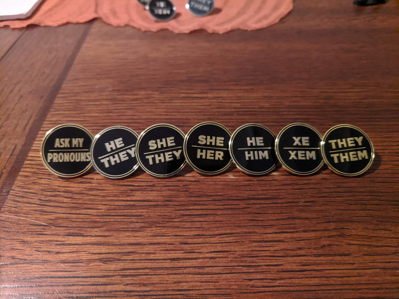 [Australia] - She Her Pronoun Pin Black and Gold Circular Hard Enamel Pronoun Button Badge 