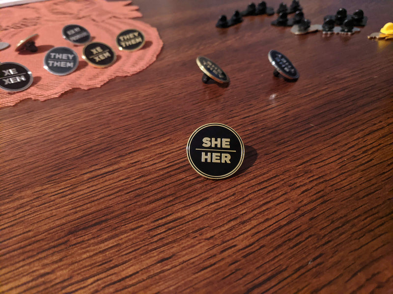 [Australia] - She Her Pronoun Pin Black and Gold Circular Hard Enamel Pronoun Button Badge 